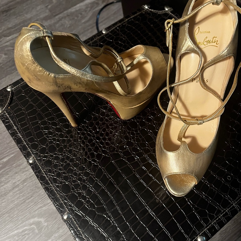 FLASH DEAL — NEVER WORN LOUBOUTINS!